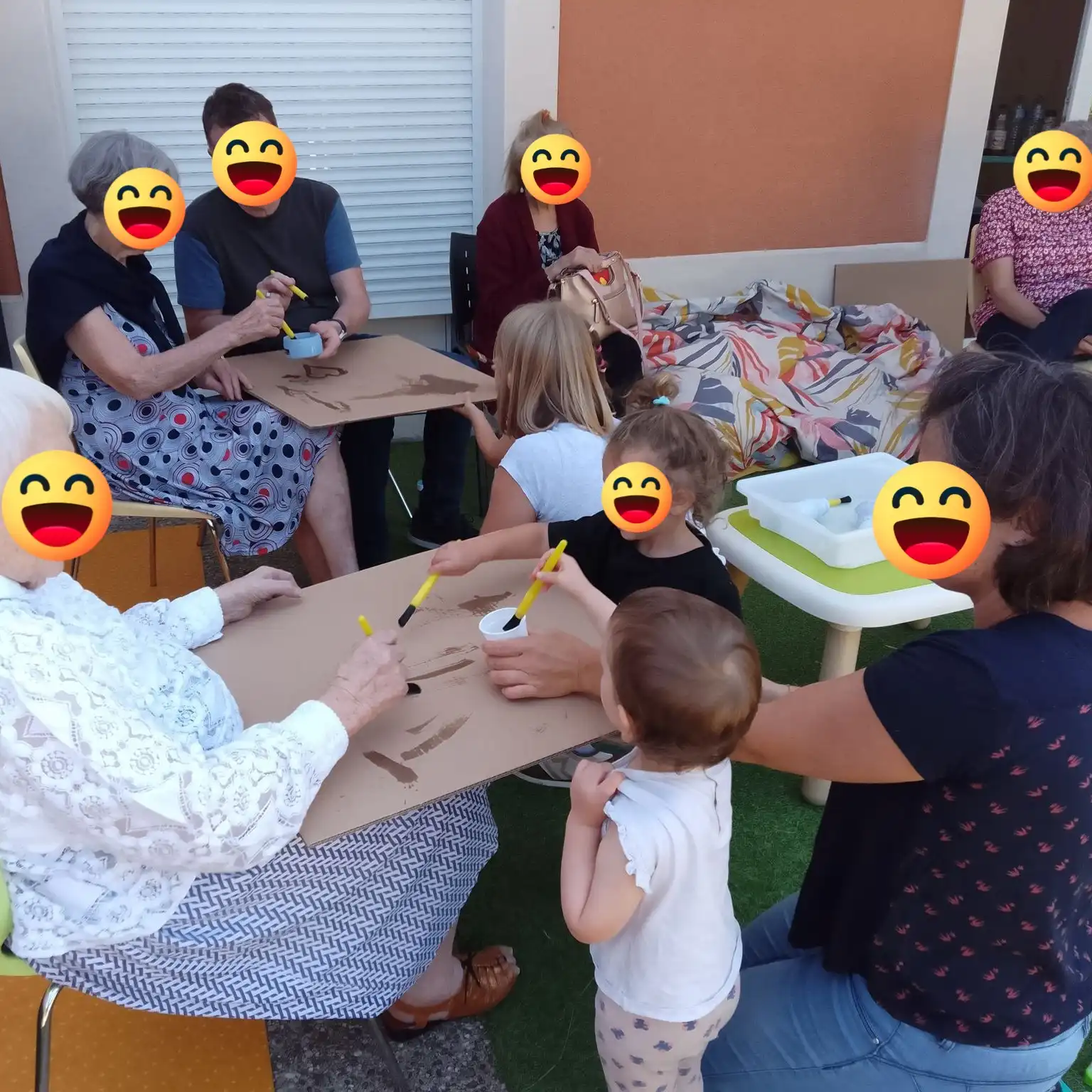 Enfant jouant avec un adulte éducateur