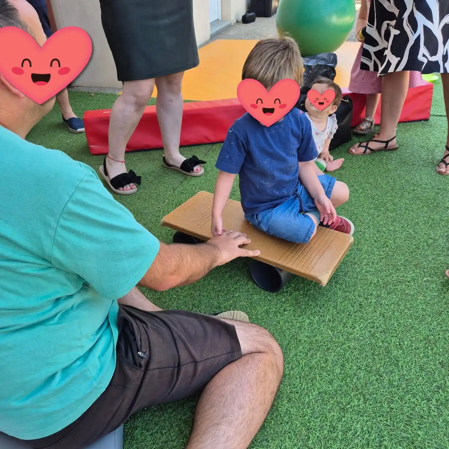 Parent et enfant jouant ensemble